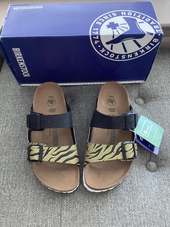 Birkenstock Shoes - BIRKENSTOCK Women's Arizona Split Birko-Flor Sandals, size US5/ EU36